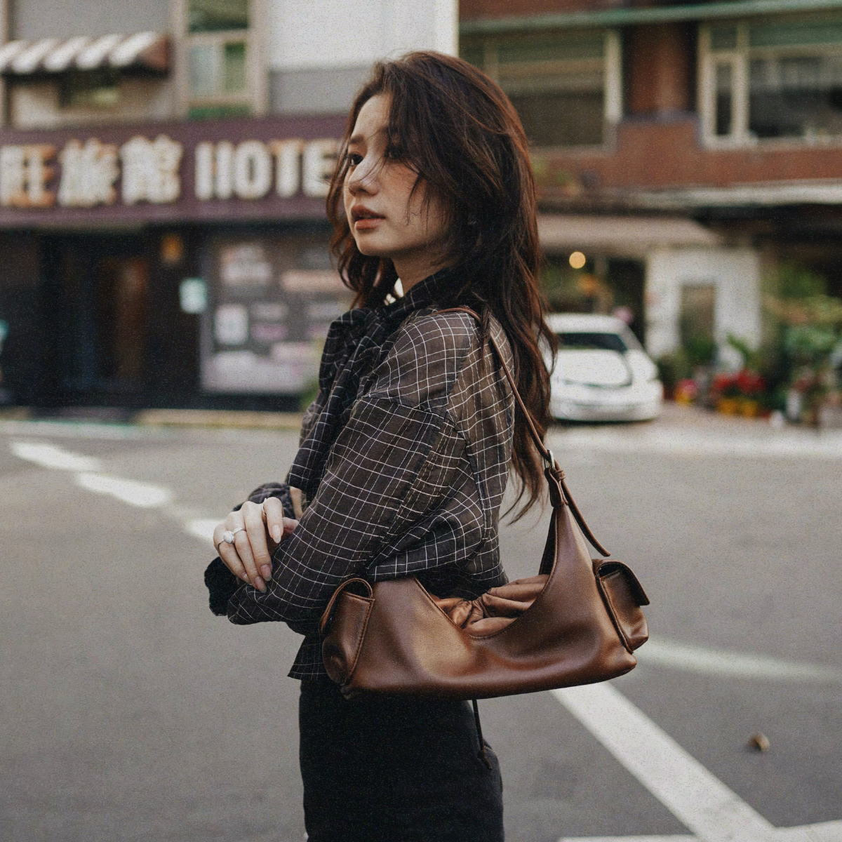 トラベルブランドとは、移動にしか使われないバッグを量産することでしょうか？